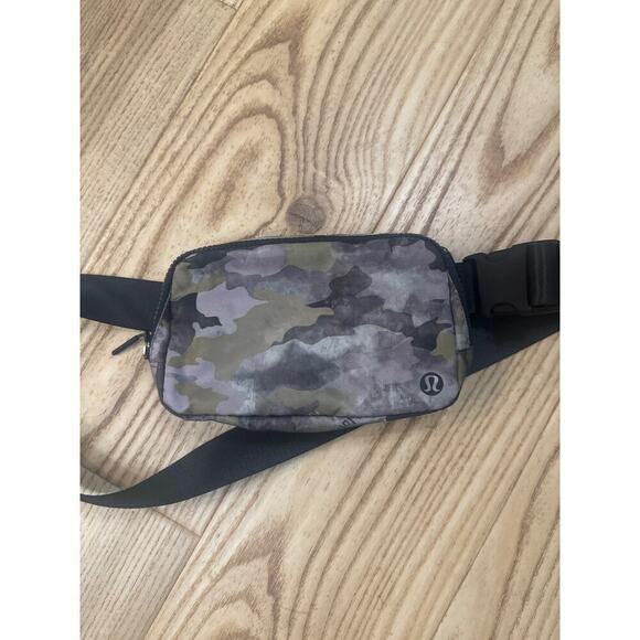 Lululemon Everywhere Belt Bag, camo - Picture 2 of 4